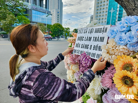 Xe hoa Nha Trang góp bữa sáng 0 đồng cho người nghèo - Ảnh 1. Chiếc bảng gây quỹ được đặt cẩn thận phía sau xe hoa - Ảnh: MINH CHIẾN