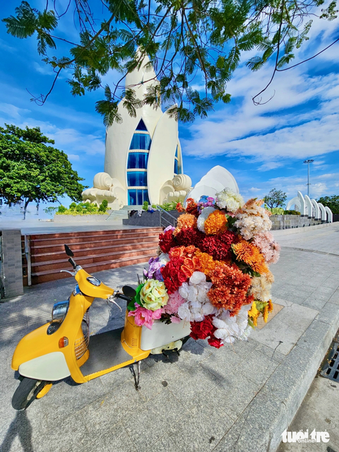 Xe hoa Nha Trang góp bữa sáng 0 đồng cho người nghèo - Ảnh 2. Trend xe hoa mang "mùa thu Hà Nội" đến Nha Trang - Ảnh: MINH CHIẾN