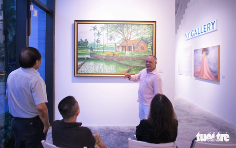 ‘Sống chậm, trong hiện tại’ cùng họa sĩ Nguyễn Minh Thành - Ảnh 1. Nhà sưu tập Trần Hậu Tuấn chia sẻ về một trong năm bức tranh thiên nhiên chưa từng công bố của họa sĩ Nguyễn Minh Thành tại triển lãm "Sống chậm, trong hiện tại" - Ảnh: H.VY