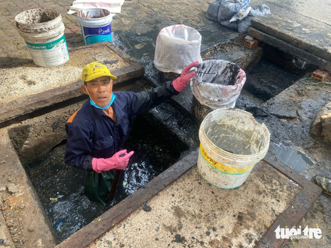 Cả chục ký bao ni lông dưới cửa thu nước trên đường phố Đà Nẵng thì thoát nước thế nào? - Ảnh 3. Thu bùn non từ một hố ga trên tuyến đường chính ở quận Hải Châu, Đà Nẵng - Ảnh: TRƯỜNG TRUNG