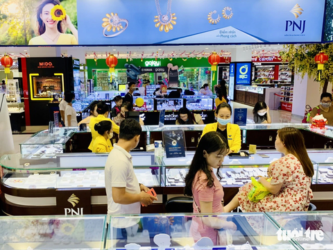 PNJ lãi ngàn tỉ, bị Tổng cục thuế phạt vì lý do gì? - Ảnh 1. Bên cạnh kinh doanh vàng bạc đá quý, PNJ còn kinh doanh thêm đồng hồ của các nhãn hiệu nổi tiếng thế giới - Ảnh: BÔNG MAI