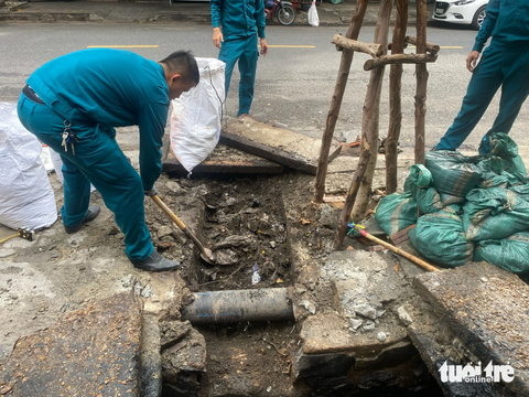 Cả chục ký bao ni lông dưới cửa thu nước, Đà Nẵng không ngập mới lạ! - Ảnh 6. Đường ống dẫn nước sạch loại phi 300 nằm chắn ngang đường thu nước trên đường Ông Ích Khiêm - Ảnh: TRƯỜNG TRUNG