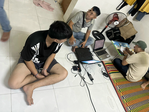 Nhân viên lắp camera quay lại cảnh ‘nóng’ của vợ chồng chủ nhà để tống tiền - Ảnh 1. Cơ quan công an khám xét nơi ở của Việt và thu giữ các tài liệu liên quan - Ảnh: H.B.