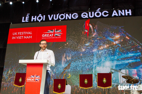 Chụp ảnh Harry Potter, giao lưu với huyền thoại Liverpool tại Lễ hội Vương quốc Anh - Ảnh 2. Đại sứ Anh tại Việt Nam Iain Frew phát biểu khai mạc lễ hội - Ảnh: NGỌC ĐỨC