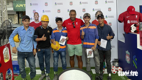 Người hâm mộ bóng đá chụp hình với cựu danh thủ Liverpool Glen Johnson - Ảnh: NHẬT ĐĂNG Người hâm mộ bóng đá chụp hình với cựu danh thủ Liverpool Glen Johnson - Ảnh: NHẬT ĐĂNG