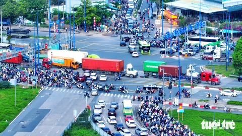 các dòng xe đan xen nhau Lượng xe qua nút giao thông An Phú rất lớn, nên việc bố trí giao thông cũng gặp nhiều khó khăn