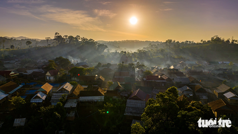 Bình minh rực rỡ ở "cổng trời" An Toàn - Ảnh: DŨNG NHÂN Bình minh rực rỡ ở "cổng trời" An Toàn - Ảnh: DŨNG NHÂN