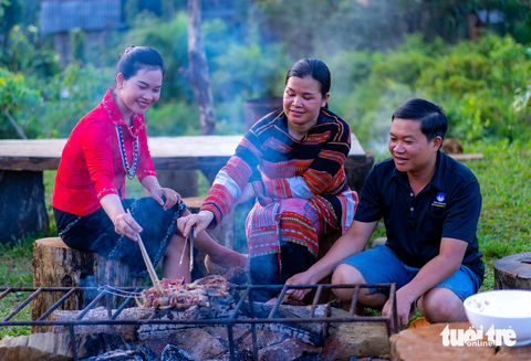 Du khách cùng nướng thức ăn với người bản địa - Ảnh: DŨNG NHÂN Du khách cùng nướng thức ăn với người bản địa - Ảnh: DŨNG NHÂN