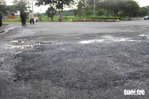 Đường vào Đại học Quốc gia TP.HCM chi chít 'ổ gà': Người dân chủ động sửa chữa tạm thời - Ảnh 2. Mặt đường đã bằng phẳng hơn sau khi được người dân khu vực chủ động san lấp, sửa chữa vào ngày 16-9 - Ảnh: NGỌC NHI