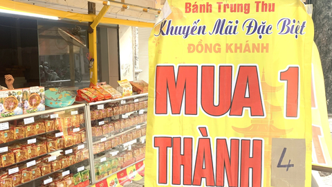 Bánh trung thu mua 1 tặng 4 có thật không? - Ảnh 1. Người bán bánh trung thu lo lắng trước sức mua chậm năm nay mặc dù tung ra khuyến mãi khủng mua “1 thành 4” - Ảnh: QUỐC VIỆT