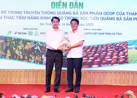 Tiềm năng to lớn từ kinh tế số để quảng bá sản phẩm OCOP - Ảnh 1. Bí thư Trung ương Đoàn Ngô Văn Cương (trái) trao quà lưu niệm cho lãnh đạo Ủy ban Mặt trận Tổ quốc tỉnh Hà Tĩnh - Ảnh: L.M.