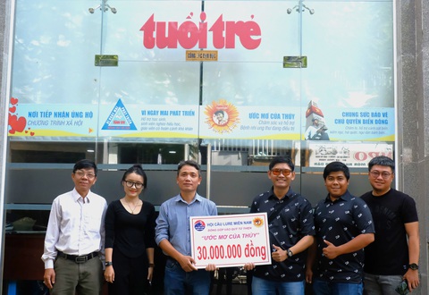 Các 'cần thủ' gửi 30 triệu đồng ủng hộ các bé bệnh nhi ung thư - Ảnh 1. Đại diện báo Tuổi Trẻ nhận 30 triệu đồng từ Hội Câu Lure Miền Nam - Ảnh: VŨ THỦY