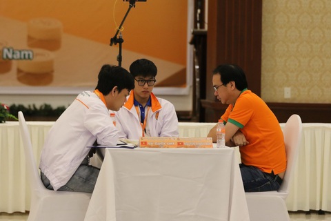 Thể thao Việt Nam: Chờ đợi gì ở Asiad 19? - Ảnh 2. Kỳ thủ Nguyễn Thành Bảo (phải) được kỳ vọng sẽ tái hiện kỳ tích ở Asiad 2010 - Ảnh: T.P.