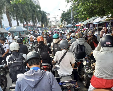 'Kiếp nạn' gửi xe ở trường đại học của sinh viên - Ảnh 1. Sinh viên chen chúc từ ngoài đường...