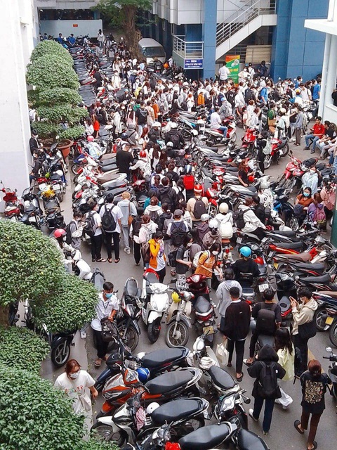 'Kiếp nạn' gửi xe ở trường đại học của sinh viên - Ảnh 3. Mọi khoảng trống trong trường đều được tận dụng làm nơi để xe sinh viên - Ảnh: S.T.