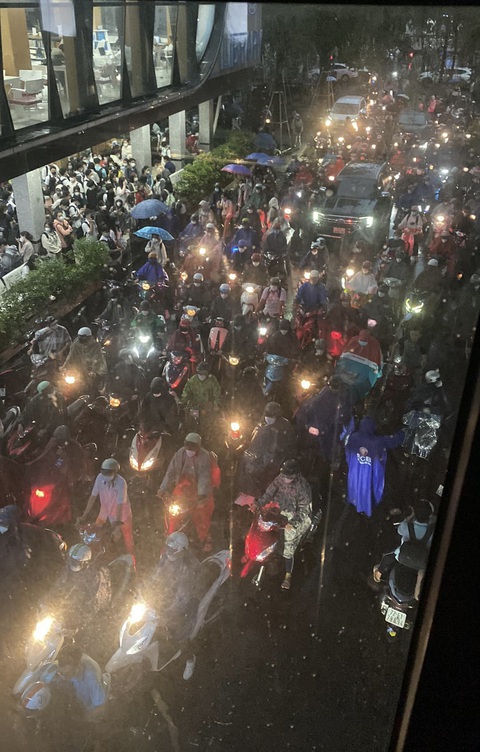 'Kiếp nạn' gửi xe ở trường đại học của sinh viên - Ảnh 5. Tối 14-9, sân Trường đại học Công Thương kẹt cứng - Ảnh: S.T.