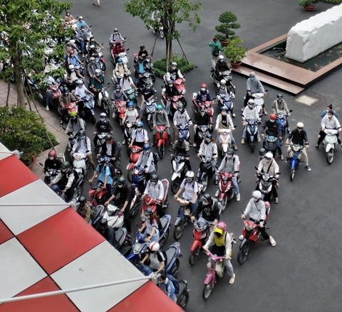 'Kiếp nạn' gửi xe ở trường đại học của sinh viên - Ảnh 4. Việc chờ đợi gửi xe với sinh viên như một cực hình - Ảnh: S.T.