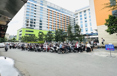 'Kiếp nạn' gửi xe ở trường đại học của sinh viên - Ảnh 10. Sinh viên xếp hàng dài chờ gửi xe - Ảnh: M.G.