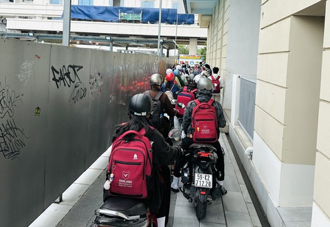 'Kiếp nạn' gửi xe ở trường đại học của sinh viên - Ảnh 11. Đường đi bộ được tận dụng làm lối vào bãi gửi xe - Ảnh: M.G.