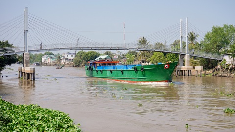 Quỹ Nam Phương - 10 năm “Kiến tạo nhịp cầu - Kiến tạo ước mơ” - Ảnh 1. Cầu Khang Phúc (Tiền Giang) - chiếc cầu có chiều dài lớn nhất được thực hiện bởi quỹ Nam Phương