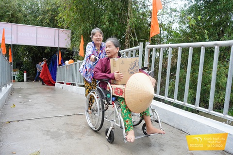 Quỹ Nam Phương - 10 năm “Kiến tạo nhịp cầu - Kiến tạo ước mơ” - Ảnh 3. Người dân xã Trường Long (Cần Thơ) di chuyển qua cầu Hạnh Phúc