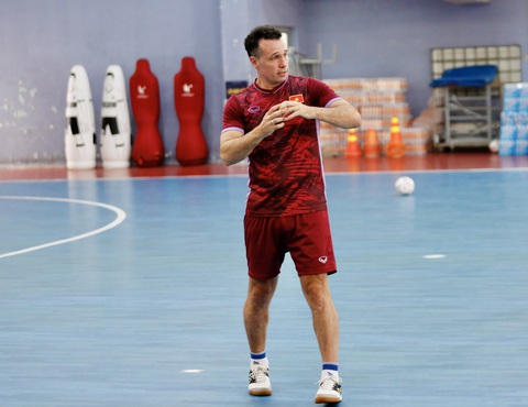 HLV Diego Giustozzi: 'Đối đầu với đội bóng lớn sẽ giúp futsal Việt Nam trưởng thành hơn' - Ảnh 2. HLV Diego Giustozzi trên sân tập - Ảnh: VFF