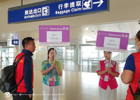 Tuyển Olympic Việt Nam đã đến Trung Quốc, sẵn sàng cho Asiad 19 - Ảnh 1. HLV Hoàng Anh Tuấn tại sân bay Phố Đông - Ảnh: VFF