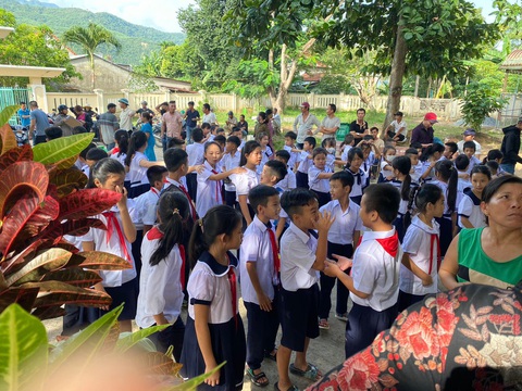 Vụ phụ huynh không cho con học trường mới: 54 học sinh thôn Nam Yên sẽ đi học vào tuần tới - Ảnh 1. Học sinh thôn Nam Yên được phụ huynh đưa đến tập trung tại điểm trường cũ trước đó để phản đối việc sáp nhập điểm trường - Ảnh: ĐOÀN NHẠN