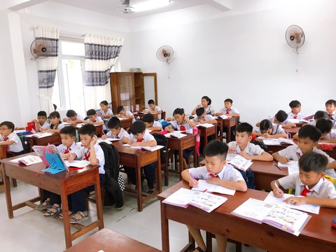 Vụ phụ huynh không cho con học trường mới: 54 học sinh thôn Nam Yên sẽ đi học vào tuần tới - Ảnh 2. Đã hơn 10 ngày sau khai giảng, nhiều em học sinh thôn Nam Yên mới được đi học - Ảnh: N.L.
