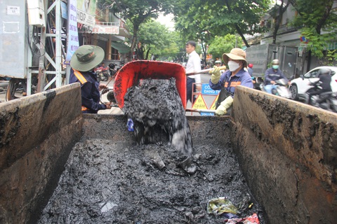 Cả chục ký bao ni lông dưới cửa thu nước trên đường phố thì Đà Nẵng không ngập mới lạ! - Ảnh 2. Toàn thành phố Đà Nẵng chạy đua nạo vét vệ sinh cống rãnh khi mùa mưa tới gần - Ảnh: TRƯỜNG TRUNG