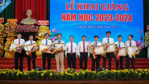 Xây dựng Trường Đại học Cần Thơ thành Đại học Cần Thơ - Ảnh 1. Trao bằng khen của Thủ tướng Chính phủ cho 2 tập thể và 7 cá nhân của Trường đại học Cần Thơ có thành tích xuất sắc trong công tác giáo dục, đào tạo - Ảnhh: T.LŨY