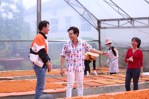 Tin tức giải trí 16-9: Việt Hương ủng hộ nạn nhân vụ cháy chung cư mini - Ảnh 3. Từ trái qua: Diễn viên Khoai Vũ, MC Hồng Phúc, chị Vũ Vi - Ảnh: BTC