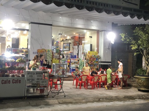 Người dân Bạc Liêu khổ sở vì… muỗi quá nhiều - Ảnh 1. Một quán ăn uống ở khu dân cư Tràng An (phường 8, TP Bạc Liêu) phải đốt rất nhiều nhang muỗi để xua muỗi, khách mới có thể ngồi yên để ăn uống - Ảnh: NGỌC HÂN
