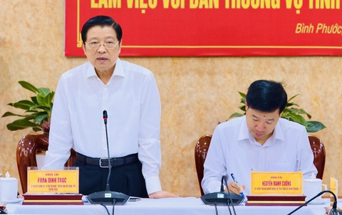 Ông Phan Đình Trạc chủ trì công bố quyết định kiểm tra công tác cán bộ tại Tỉnh ủy Bình Phước - Ảnh 1. Ông Phan Đình Trạc (bên trái) tại buổi công bố quyết định kiểm tra - Ảnh: THU HUYỀN
