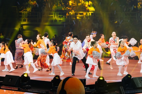 FWD Music Fest 2023: 10 năm lan tỏa cảm hứng “sống đầy” - Ảnh 2. Phần trình diễn hit "Sống đầy từ hôm nay" mở màn gây ấn tượng với khán giả