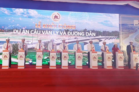 Quảng Nam khởi công cầu Văn Ly nối đôi bờ sông Thu Bồn hơn 570 tỉ đồng - Ảnh 3. Các đại biểu bấm nút khởi công dự án - Ảnh: LÊ TRUNG