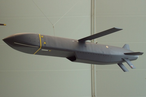 Ukraine dùng tên lửa Storm Shadow tấn công Nga ở Sevastopol - Ảnh 1. Mô hình tên lửa hành trình Storm Shadow của Anh - Ảnh: Eurasian Times/Wikipedia