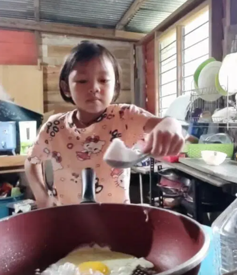 Bé gái 6 tuổi hướng dẫn làm trứng chiên kiểu 'tăng xông máu' - Ảnh 1. Bé gái 6 tuổi hướng dẫn làm trứng chiên kiểu 'tăng xông máu' - Ảnh 1.