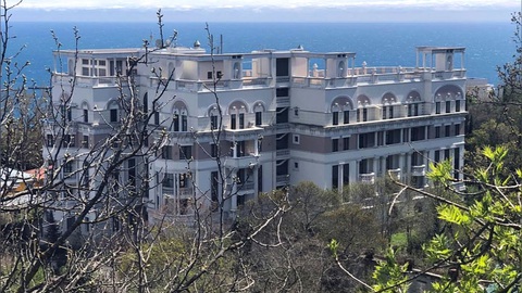Crimea sắp đấu giá bất động sản của ông Zelensky và nhiều doanh nhân Ukraine - Ảnh 1. Căn hộ của Tổng thống Ukraine Volodymyr Zelensky nằm ở thị trấn ven biển Livadia thuộc bán đảo Crimea - Ảnh: MOSCOW TIMES