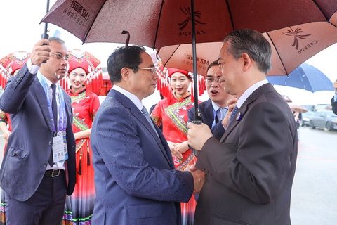 Thanh niên Trung Quốc chờ dưới mưa chào mừng Thủ tướng Phạm Minh Chính - Ảnh 2. Đại sứ Trung Quốc tại Việt Nam Hùng Ba đón Thủ tướng Phạm Minh Chính - Ảnh: NHẬT BẮC