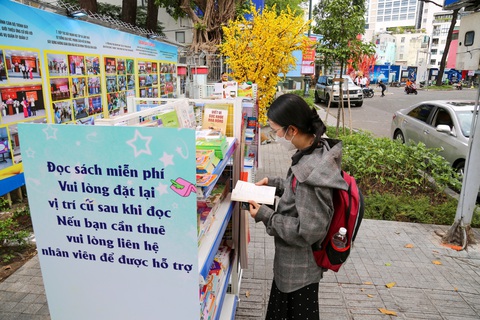 Đầu năm 2024, TP.HCM sẽ thu phí lòng đường, vỉa hè, đảm bảo ưu tiên người đi bộ - Ảnh 1. Từ đầu năm 2024, TP.HCM dự tính sẽ thu phí lòng đường, vỉa hè. Ảnh chụp vỉa hè khu vực hồ con Rùa được UBND quận 3 sử dụng làm không gian phục vụ cộng đồng - Ảnh: PHƯƠNG QUYÊN