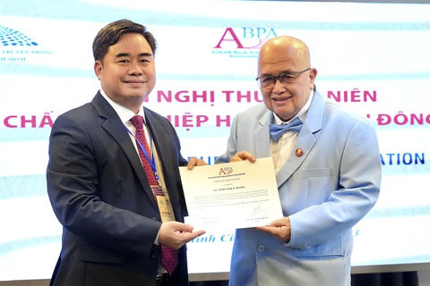Việt Nam mất 348 triệu USD vì sách, phim lậu - Ảnh 1. Việt Nam sẽ hợp tác với ASEAN để bảo vệ bản quyền sách. Trong ảnh: ông Phạm Minh Tuấn - chủ tịch Hội Xuất bản Việt Nam và ông Atty. Dominador D. Buhain - chủ tịch Liên đoàn Phát triển xuất bản sách Philippines - Ảnh: HỮU HẠNH