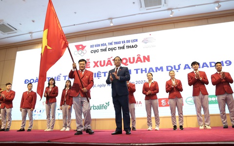 Đoàn thể thao Việt Nam xuất quân, đặt chỉ tiêu giành 2-5 huy chương vàng Asiad 19 - Ảnh 3. Phó chủ tịch Quốc hội Trần Quang Phương trao cờ cho trưởng đoàn thể thao Việt Nam tại Asiad 19 - Ảnh: HOÀNG TÙNG