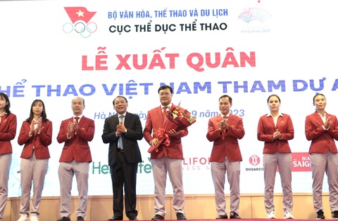 Đoàn thể thao Việt Nam xuất quân, đặt chỉ tiêu giành 2-5 huy chương vàng Asiad 19 - Ảnh 4. Bộ trưởng Bộ Văn hóa, Thể thao và Du lịch Nguyễn Văn Hùng (áo đen) chúc đoàn thể thao Việt Nam hoàn thành nhiệm vụ trước khi lên đường - Ảnh: HOÀNG TÙNG