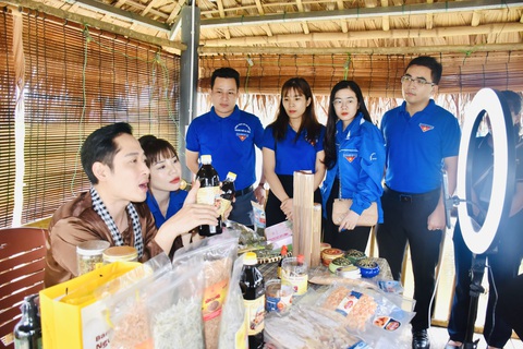 Nhiều TikToker tham gia quảng bá bán hàng sản phẩm OCOP Hà Tĩnh - Ảnh 1. Thanh niên Hà Tĩnh theo dõi, trải nghiệm các TikToker bán hàng online quảng bá sản phẩm - Ảnh: H.A.