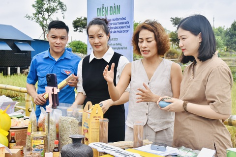 Nhiều TikToker tham gia quảng bá bán hàng sản phẩm OCOP Hà Tĩnh - Ảnh 2. Các TikToker tham gia quảng bá sản phẩm OCOP Hà Tĩnh - Ảnh: H.A.
