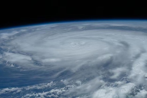 Vì sao ngày càng nhiều cơn bão "quái thú”? - Ảnh 1. Trước khi đổ bộ vào đất liền vào ngày 21-9-2022, tốc độ gió của bão Ida đã tăng 64km/h chỉ trong vài giờ - Ảnh: NASA