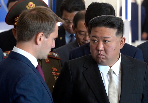 Nhà lãnh đạo Triều Tiên Kim Jong Un nghe Chủ tịch Đại học Liên bang Viễn Đông Boris Korobets giới thiệu trong chuyến thăm trường đại học này ở Vladivostok, Nga, ngày 17-9 - Ảnh: REUTERS Nhà lãnh đạo Triều Tiên Kim Jong Un nghe Chủ tịch Đại học Liên bang Viễn Đông Boris Korobets giới thiệu trong chuyến thăm trường đại học này ở Vladivostok, Nga, ngày 17-9 - Ảnh: REUTERS