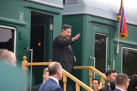 Nhà lãnh đạo Triều Tiên chào tạm biệt phái đoàn Nga tại nhà ga Artyom-Primorsky-1, ngày 17-9 - Ảnh: REUTERS Nhà lãnh đạo Triều Tiên Kim Jong Un chào tạm biệt phái đoàn Nga tại nhà ga Artyom-Primorsky-1, ngày 17-9 - Ảnh: REUTERS