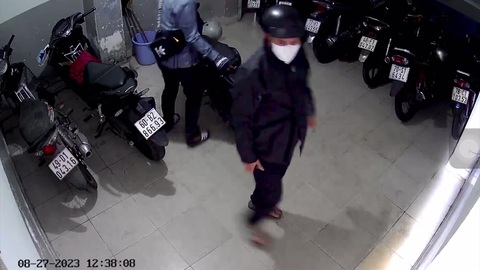 Liên tục mất xe máy ở TP Thủ Đức, có nơi trộm một lúc 3 xe - Ảnh 1. Hai thanh niên vào bẻ khóa xe máy trong dãy trọ trên đường 36, lấy hai xe máy ngày 27-8